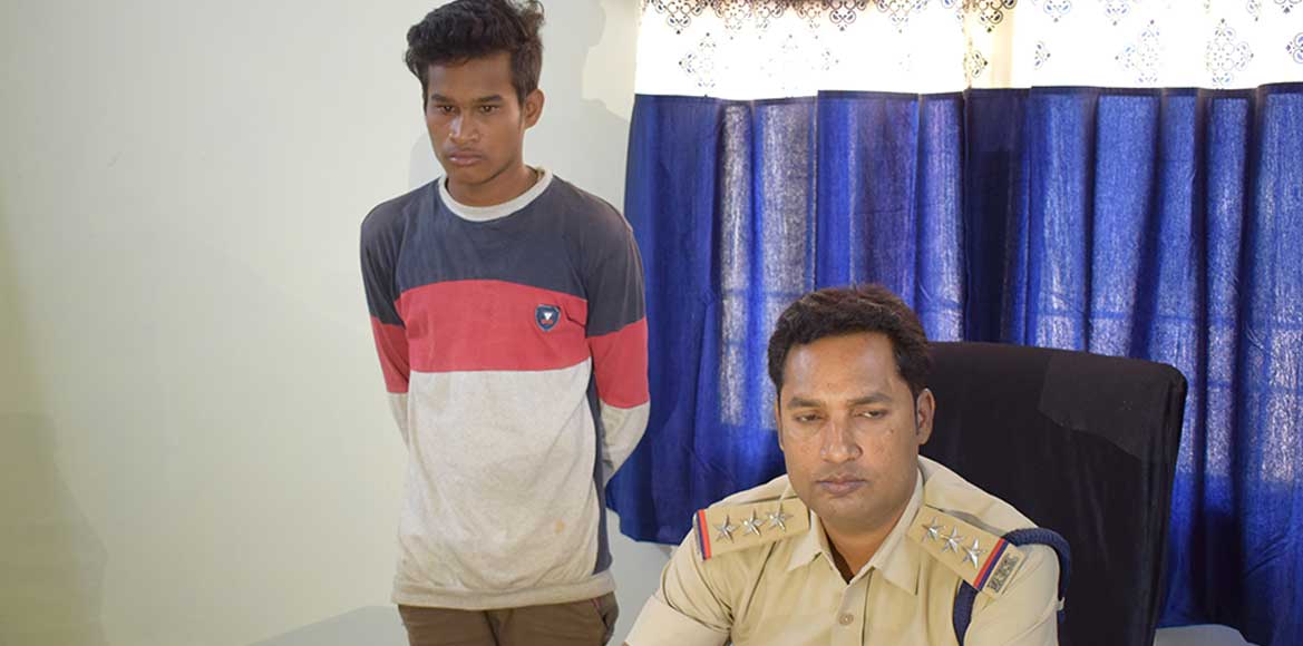 चोरी का मोबाइल बेचने, ग्राहक की तलाश कर रहे आरोपी को पुलिस न... - CG Sandesh