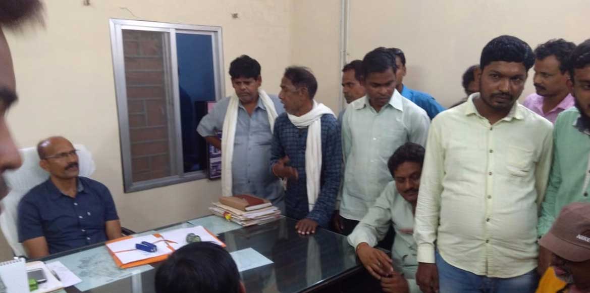 भ्रष्टाचार के खिलाफ बसना जनपद का हुआ घेराव, मिला अनामिका पॉल... - CG Sandesh