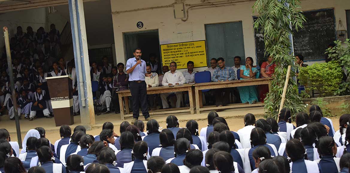 आत्मरक्षा के गुर सिख छात्राओ को निडर बनने के लिए किया गया प्... - CG Sandesh