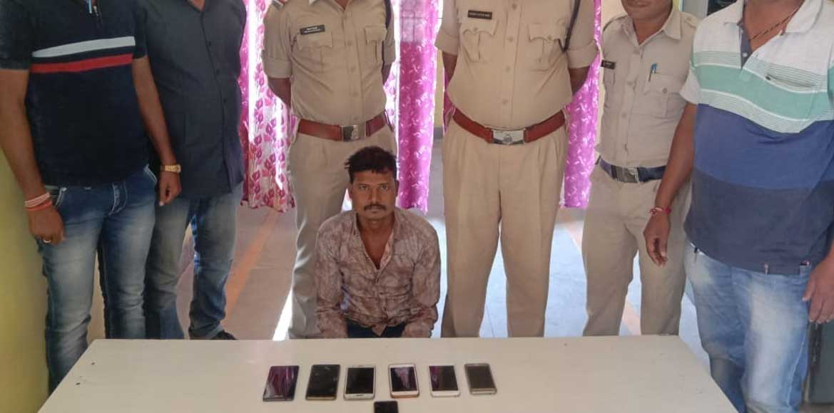 चोरी के मोबाइल के साथ पकड़ाया आरोपी. - CG Sandesh