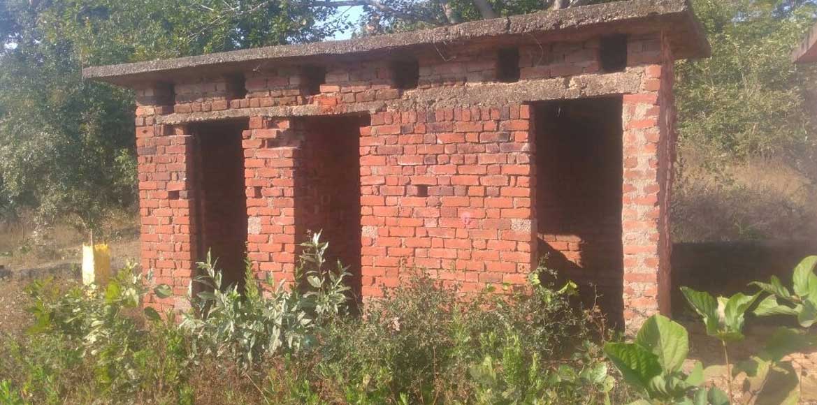 सुप्रीम कोर्ट के आदेश के बावजूद जिले में कई स्कूल  शौचालय विहिन