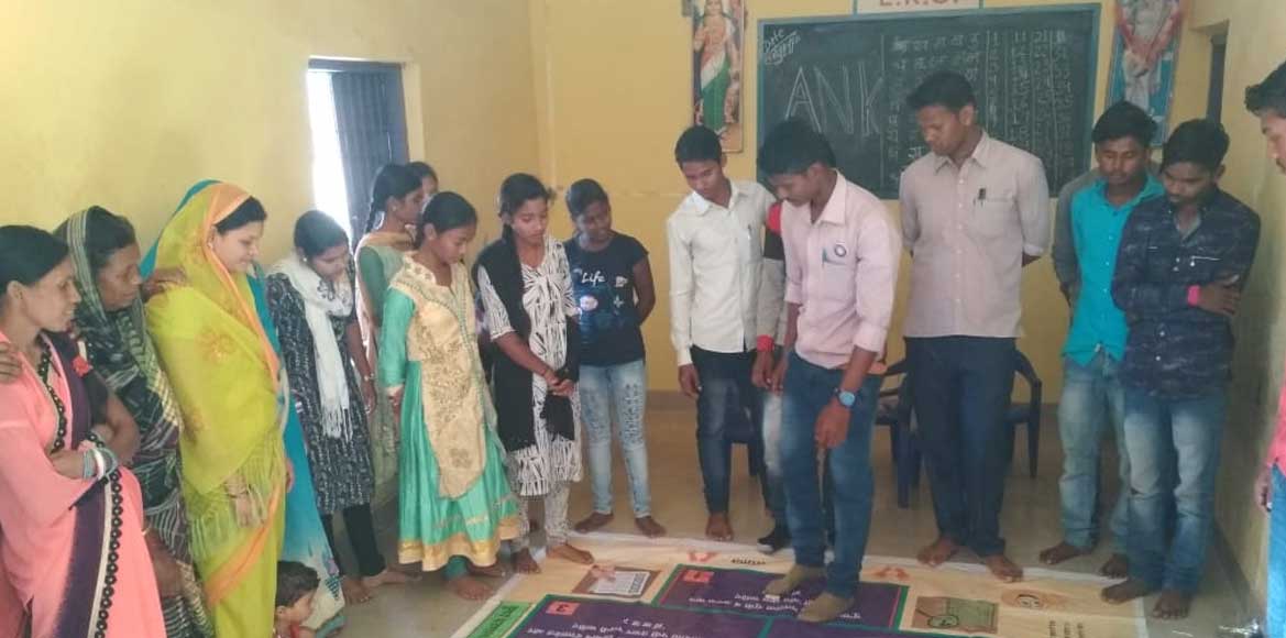 गाँव-गाँव जाकर मतदान के प्रति लोगों को जागरूक कर रहे शासकीय ... - CG Sandesh