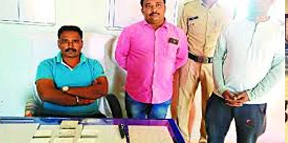 चेकिंग के दौरान एक कार से 13 चांदी की बिस्किट जब्त - CG Sandesh