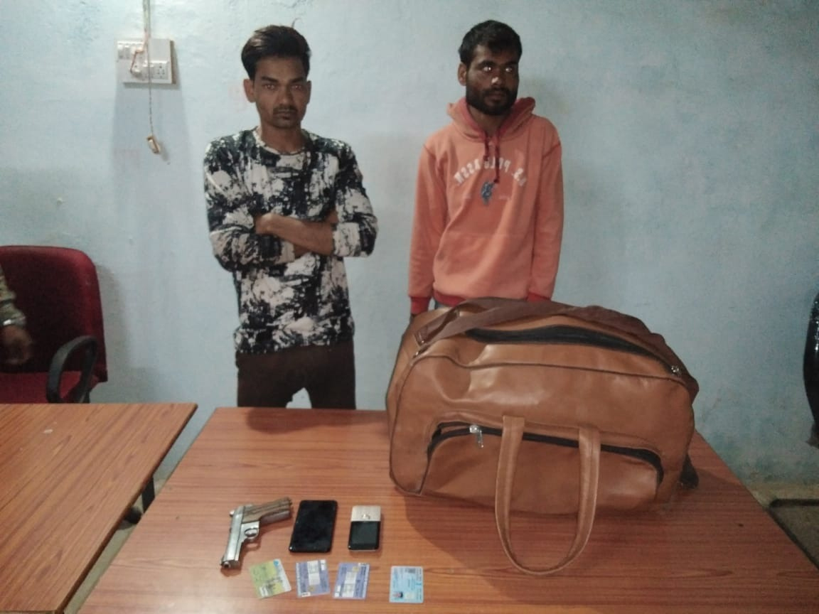 पिस्टल और एक जिन्दा कारतूस रखकर कर रहे थे गांजा की तस्करी पु... - CG Sandesh