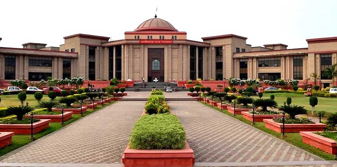 हाईकोर्ट ने गीता को पाठ्यक्रम में शामिल करने की याचिका को लेकर  माँगा जवाब