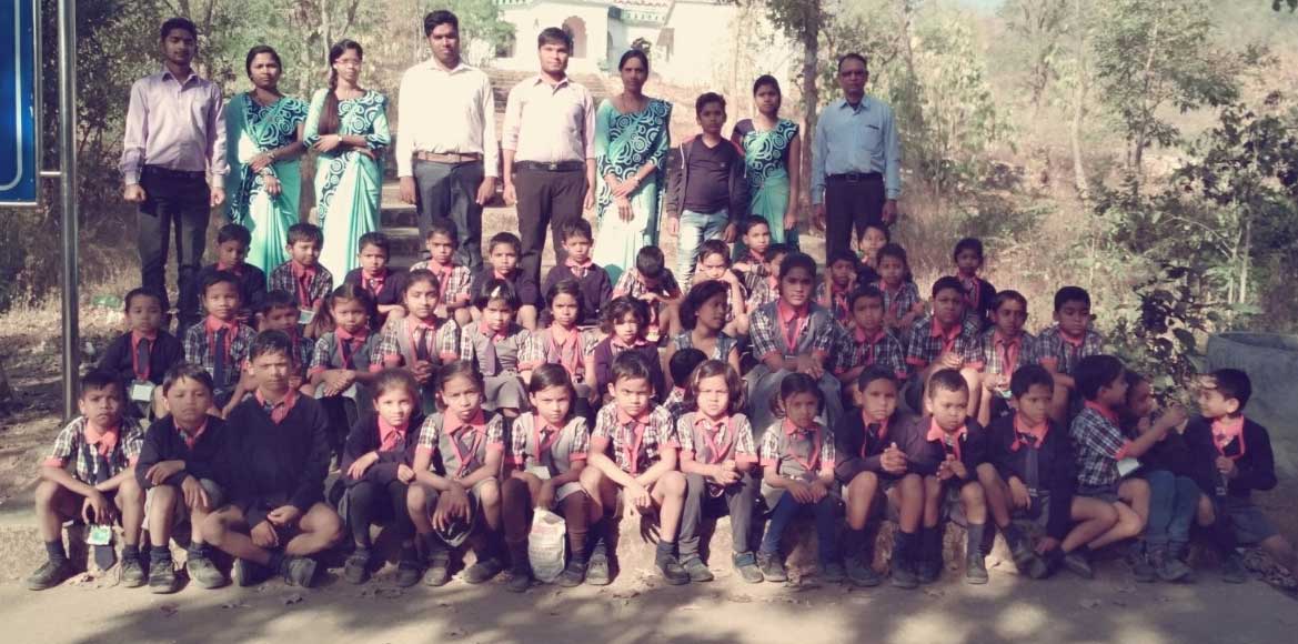 तोषगांव स्कूल के बच्चों को वन विहार भ्रमण हेतु  देवदरहा  लिय... - CG Sandesh
