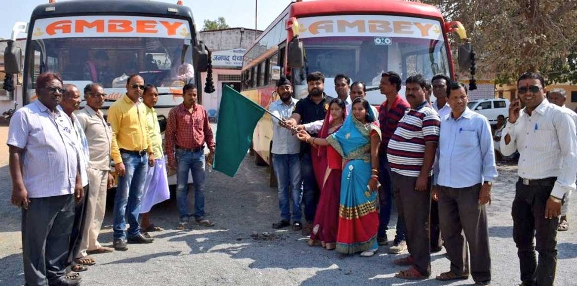 तीर्थ यात्रियों को हरी झंडी दिखाकर शिरडी के लिए किया रवाना - CG Sandesh