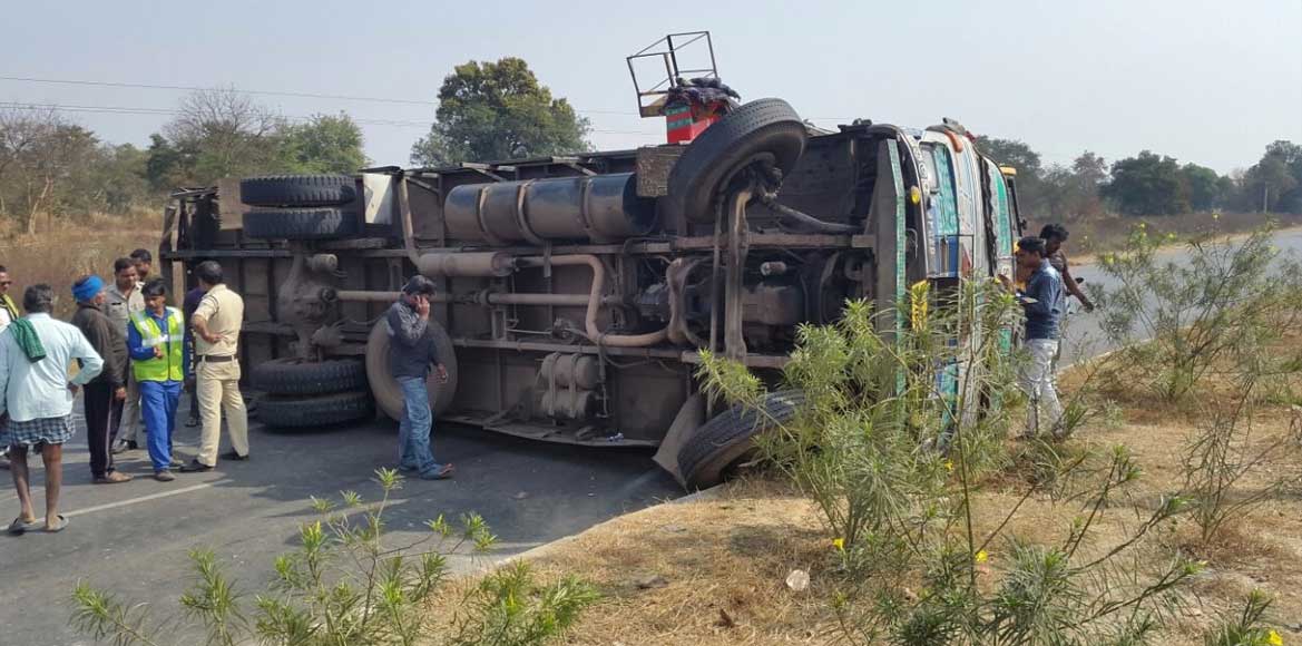 ट्रक बीच सड़क में पलटी , आवागमन बाधित रहा    - CG Sandesh