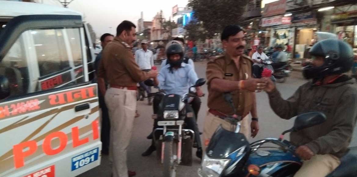 लाल गुलाब का फूल देकर बसना TI साहब ने बताया हेलमेट लगाने का ... - CG Sandesh