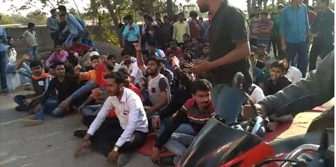 4 छात्रों को किया रेस्टिकेट, बहाल करने की मांग को लेकर धरने ... - CG Sandesh