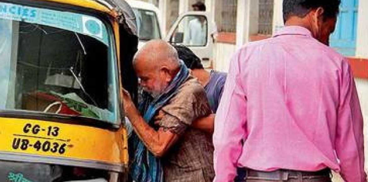 मेकाहारा  - व्हील चेयर व स्ट्रेचर ढूंढना पड़ता है मरीज के परि... - CG Sandesh