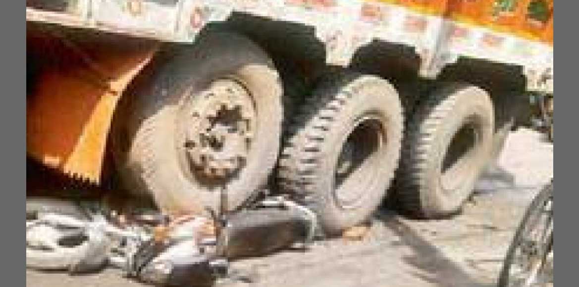 ट्रक की चपेट में आकर बाइक चकनाचूर, हादसे में बाल-बाल बचे दंप... - CG Sandesh