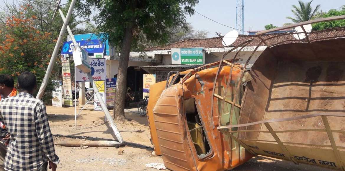 गैस सिलेंडर से भरे  मिनीट्रक को बस ने मारी टक्कर, टला बड़ा ह... - CG Sandesh