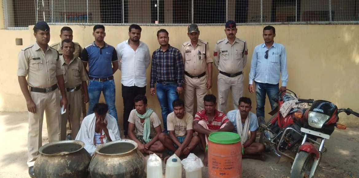 अवैध रूप से शराब बनाते हुए 5 गिरफ्तार - CG Sandesh