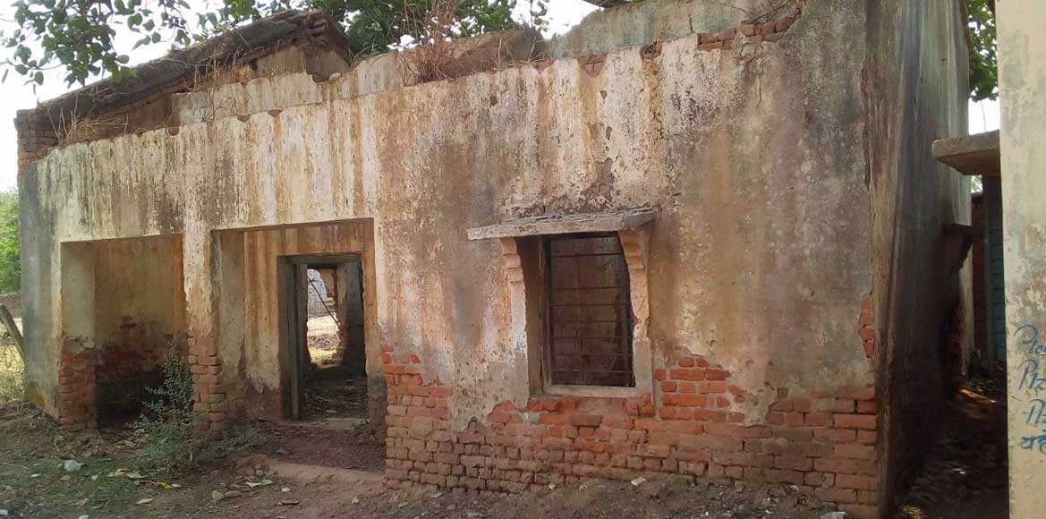 सरायपाली : नही ढहाया गया पुराना सरकारी भवन बढ़ रही खतरे की आश... - CG Sandesh