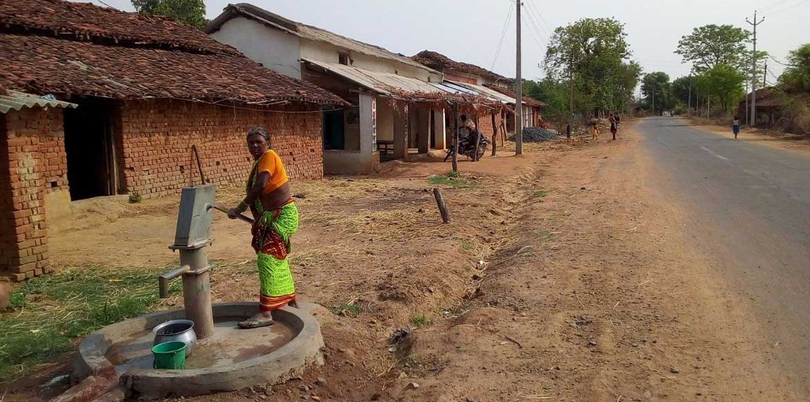 सरायपाली : नल जल योजना के होने बावजूद पुराने पद्धति से निकला... - CG Sandesh
