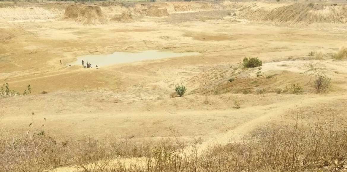 निस्तारी तालाब अब ले चुका है गहरी खाई का रूप नीचे उतरने में ... - CG Sandesh