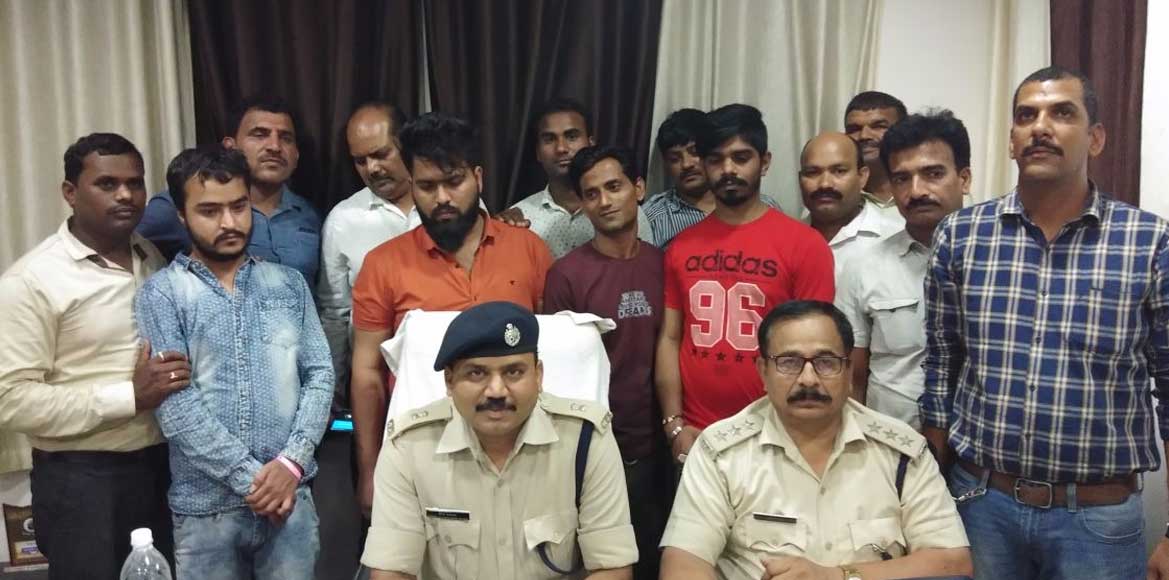 2 लाख 24 हजार नकद व सट्टा पट्टी के साथ 4 सट्टेबाज गिरफ्तार - CG Sandesh
