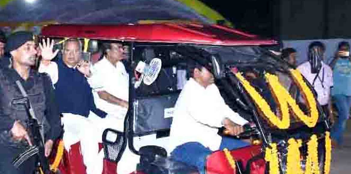 बसना के आनंद विलास को मिला  ई-रिक्शा, मुख्यमंत्री और विधानसभ... - CG Sandesh