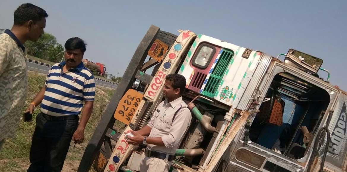 बसना : कपड़े से लदी ट्रक पलटी - CG Sandesh