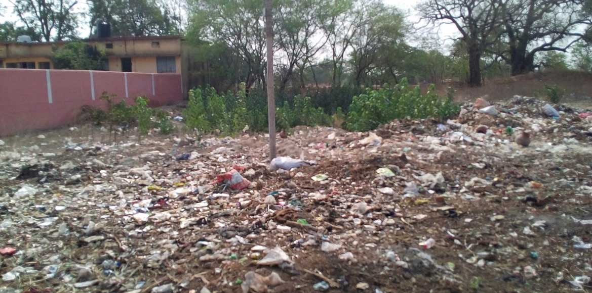 भंवरपुर : प्राथिमक स्वास्थ केंद्र के पीछे लगने लगा है कचड़े क... - CG Sandesh