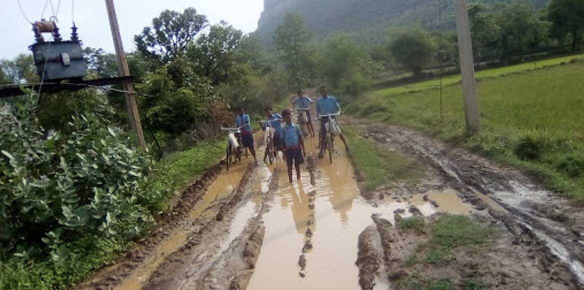 कई पीढ़ियों से हो रहा है इसी दलदल मार्ग में आवागमन   - CG Sandesh