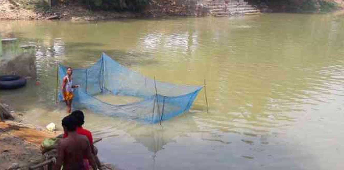 ग्रामीणों का आरोप सरपंच और सचिव ने रुपये लेकर निस्तारी तालाब... - CG Sandesh