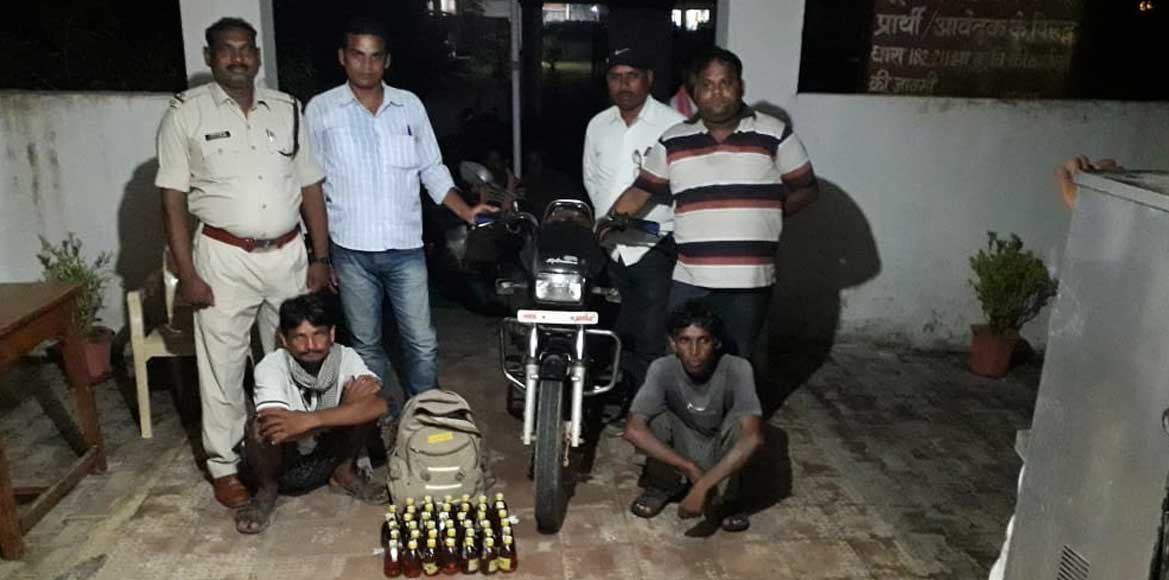  पिरदा देशी शराब दुकान से अवैध शराब परिवहन करते दो गिरप्तार - CG Sandesh