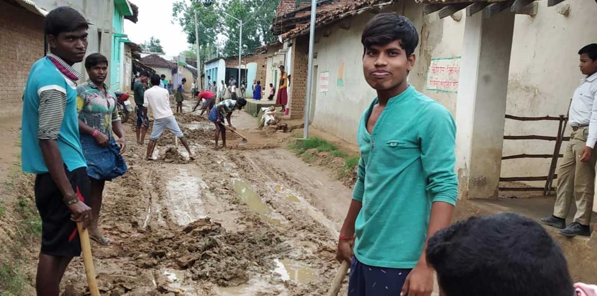 सीसी रोड तोड़कर करवाया नल-जल का निर्माण, ठेकेदार द्वारा प्लास... - CG Sandesh