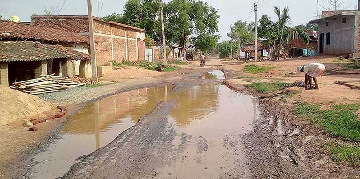 PWD विभाग की लापरवाही .  पक्की सड़क हुआ डबरी में तब्दील     - CG Sandesh