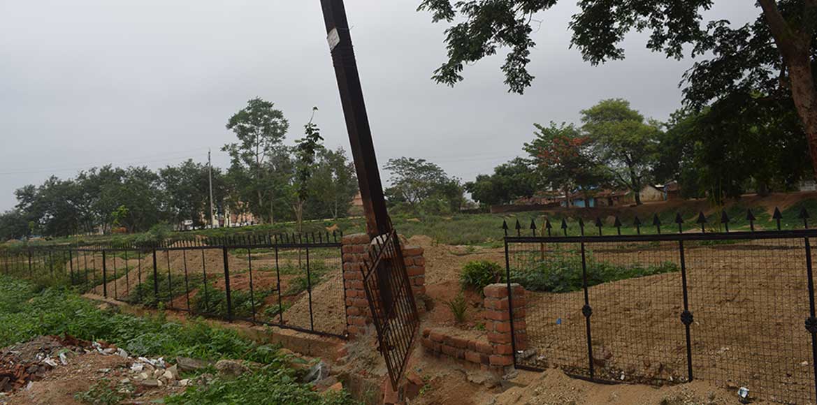 बसना : अधर में लटका तालाब सौंदर्यीकरण का कार्य, ठेकेदार बोले भुगतान नहीं इसलिए कार्य नहीं