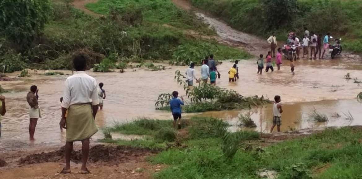 सरायपाली : बरसात आते ही लात नदी के सहायक नाला घोघरा बनता है ... - CG Sandesh