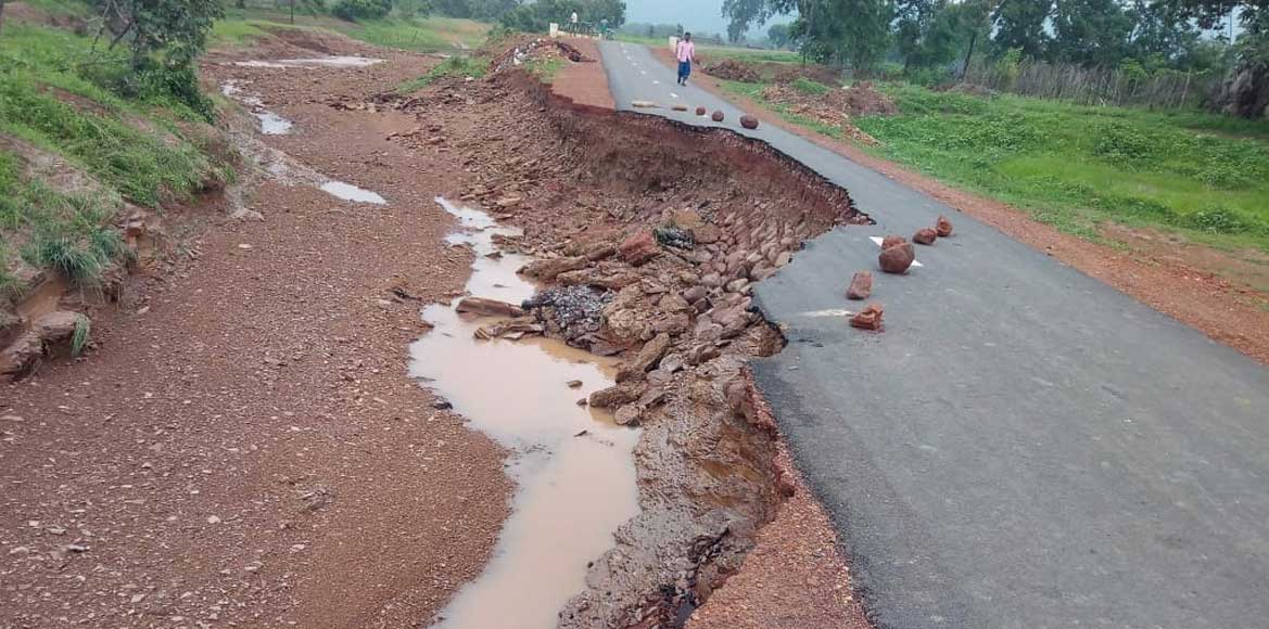 ये है प्रधानमंत्री पहुंच मार्ग के हालात पानी गिरा नही और बह ... - CG Sandesh