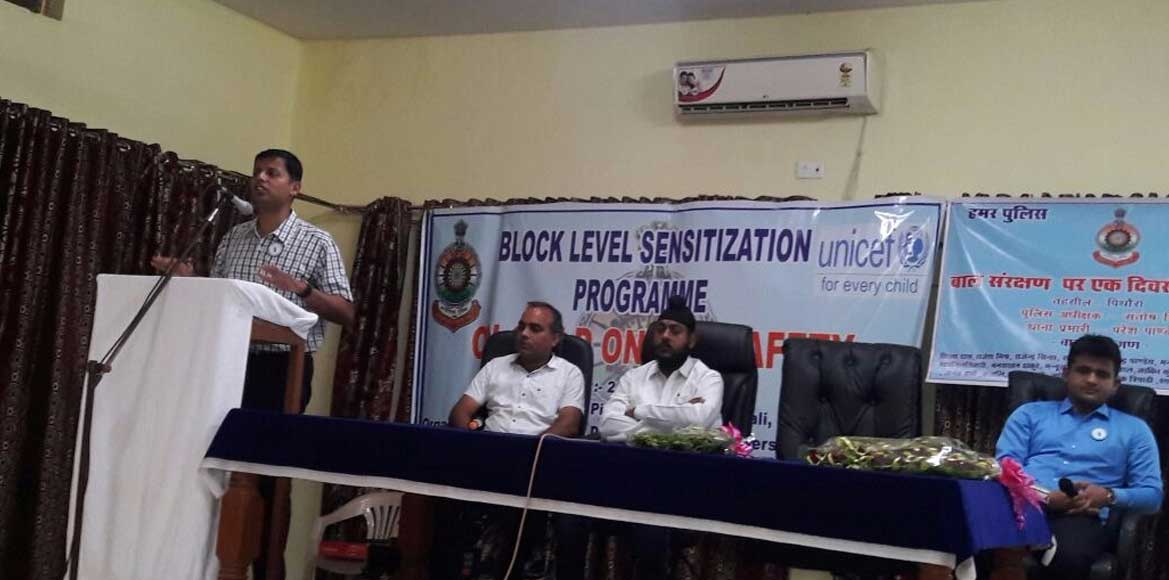 बच्चों को इंटरनेट ऑनलाइन व साइबर सुरक्षा पर जानकारी आधारित ब... - CG Sandesh