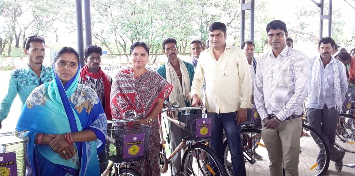 बसना : मुख्यमंत्री साइकिल योजना के तहत साइकिल व किट वितरण का... - CG Sandesh