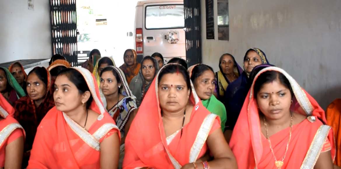 शौचालय की राशि की मांग को लेकर जनपद पहुंची महिलाएं, जनपद सीई... - CG Sandesh