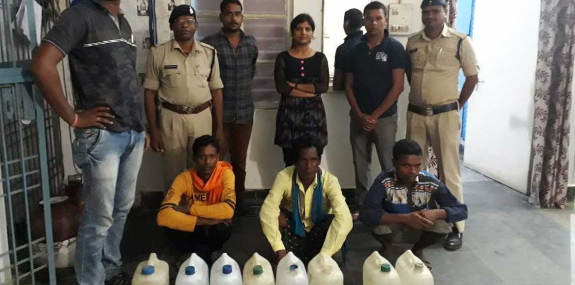 पिथौरा : 2 अलग-अलग जगहों से 80 लीटर महुआ शराब जप्त - CG Sandesh