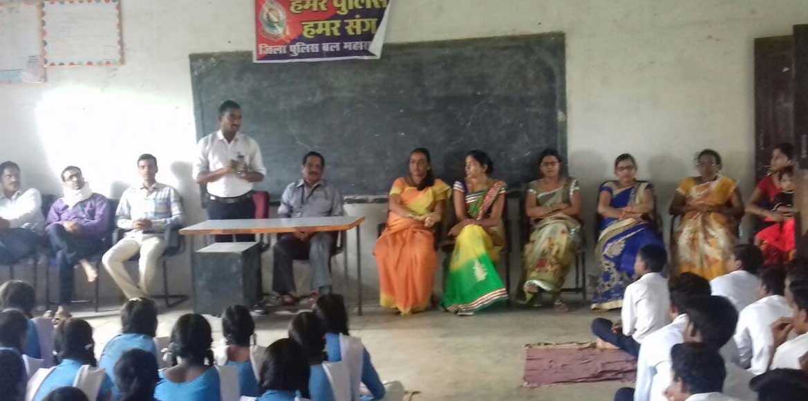 पिथौराः- कौहाकुङा स्कुल मे साईबर‌ क्राईम से बचने पुलिस का जा... - CG Sandesh