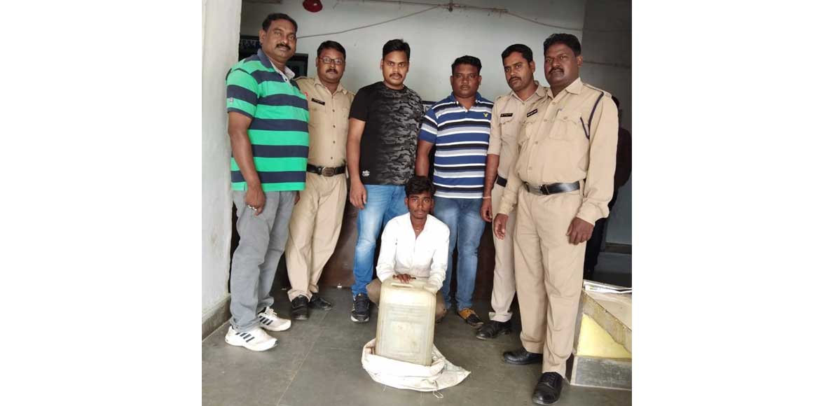19 लीटर महुआ शराब के साथ आरोपी गिरफ्तार. - CG Sandesh