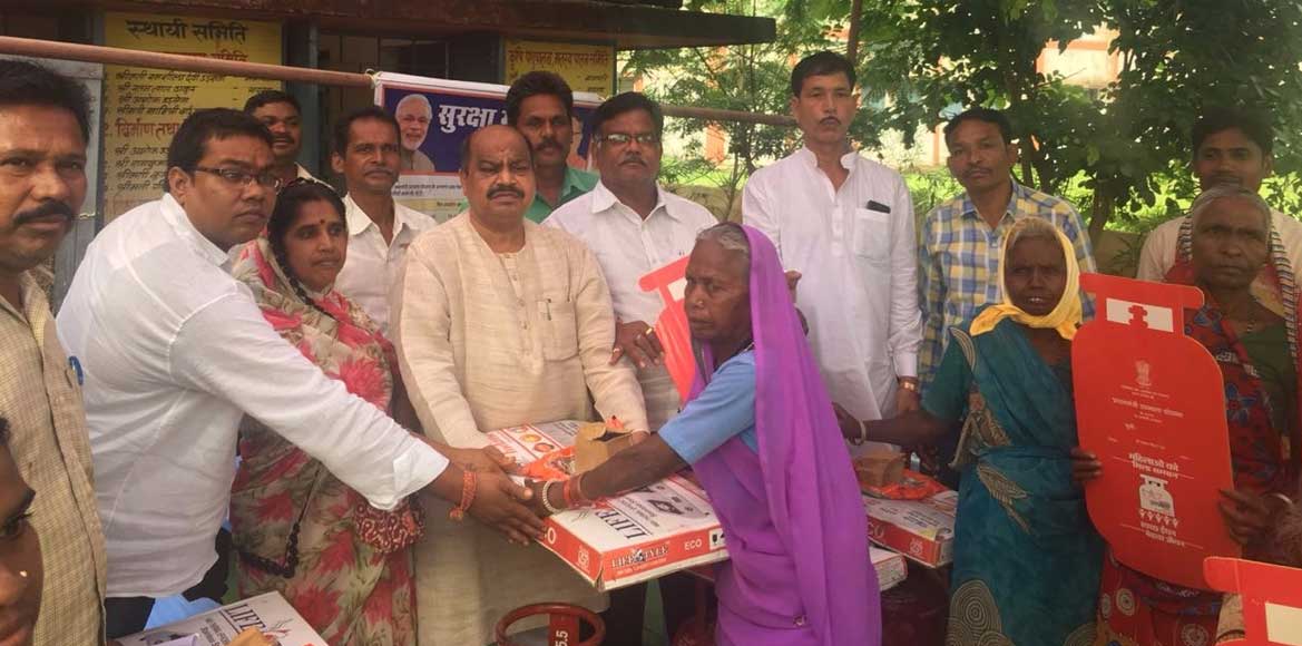 क्रेडा अध्यक्ष ने किया जनसम्पर्क, हितग्राहियों को बांटे गैस ... - CG Sandesh