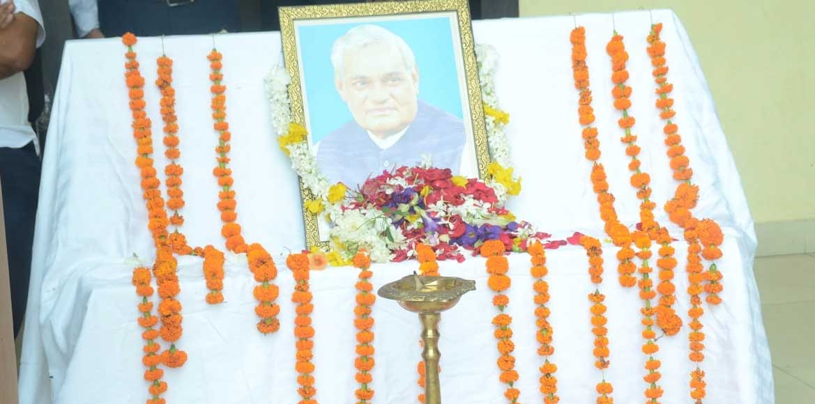 संस्कार स्कूल मे दी गई पूर्व प्रधानमंत्री अटल बिहारी वाजपेयी... - CG Sandesh