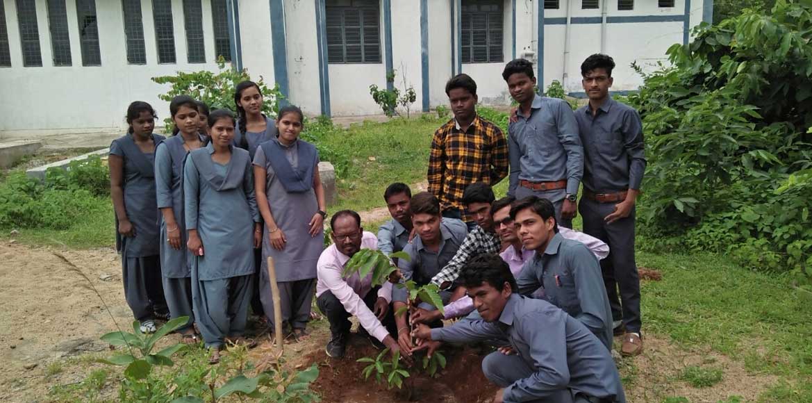 पौधरोपण:आईटीआई में वन महोत्सव का आयोजन - CG Sandesh