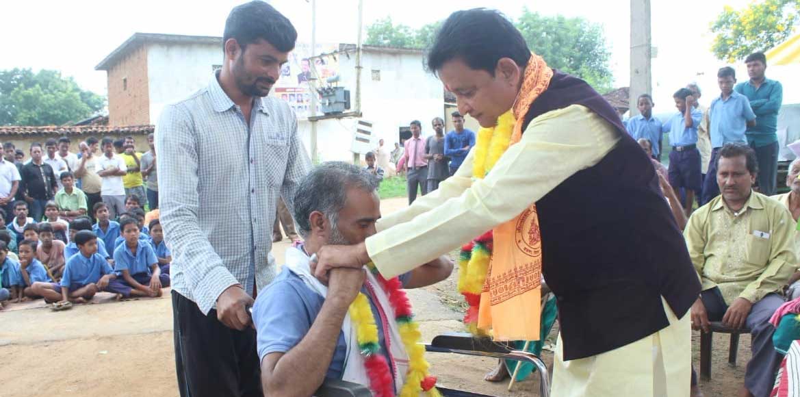 दिव्यांग प्रमोद को बुलाकर सम्पत ने गले लगाया.  - CG Sandesh
