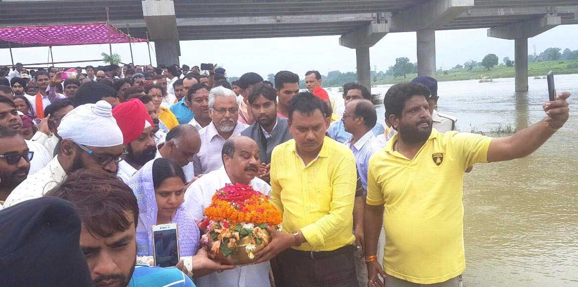 सांकरा जोंक नदी में विसर्जित की गई अटल जी की अस्थि. - CG Sandesh