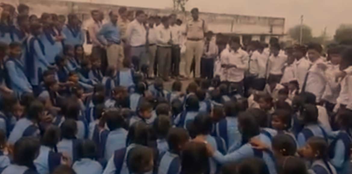 स्कूली बच्चीयों पर लाठीचार्ज, क्या अफसरों पर लगाम लगाने नाका... - CG Sandesh
