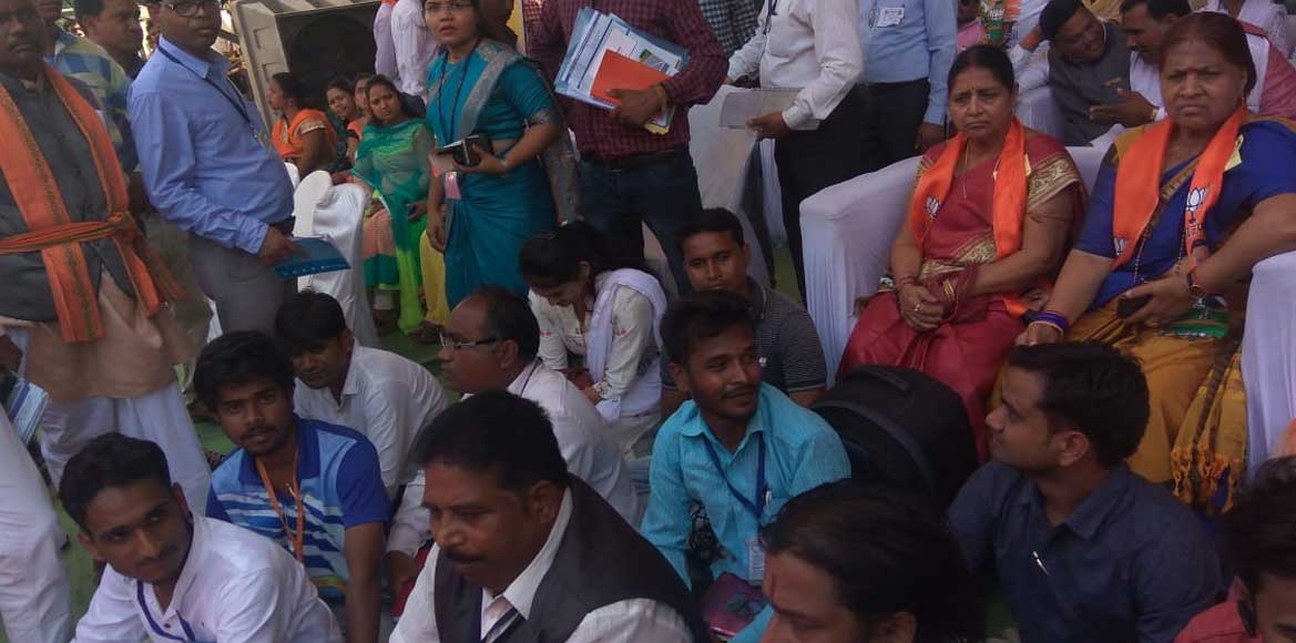 मुख्यमंत्री के कार्यक्रम में पत्रकार बैठे जमीन पर, महिला पत्... - CG Sandesh
