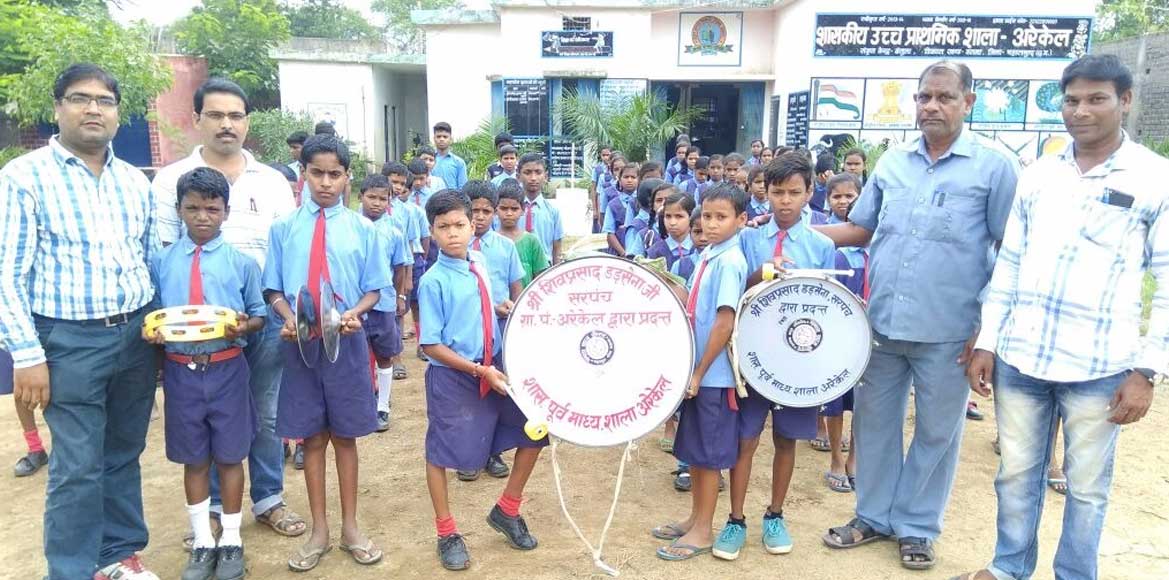 अरेकेल सरपंच शिवप्रसाद डड़सेना ने मिडिल स्कूल अरेकेल को बैंड,... - CG Sandesh