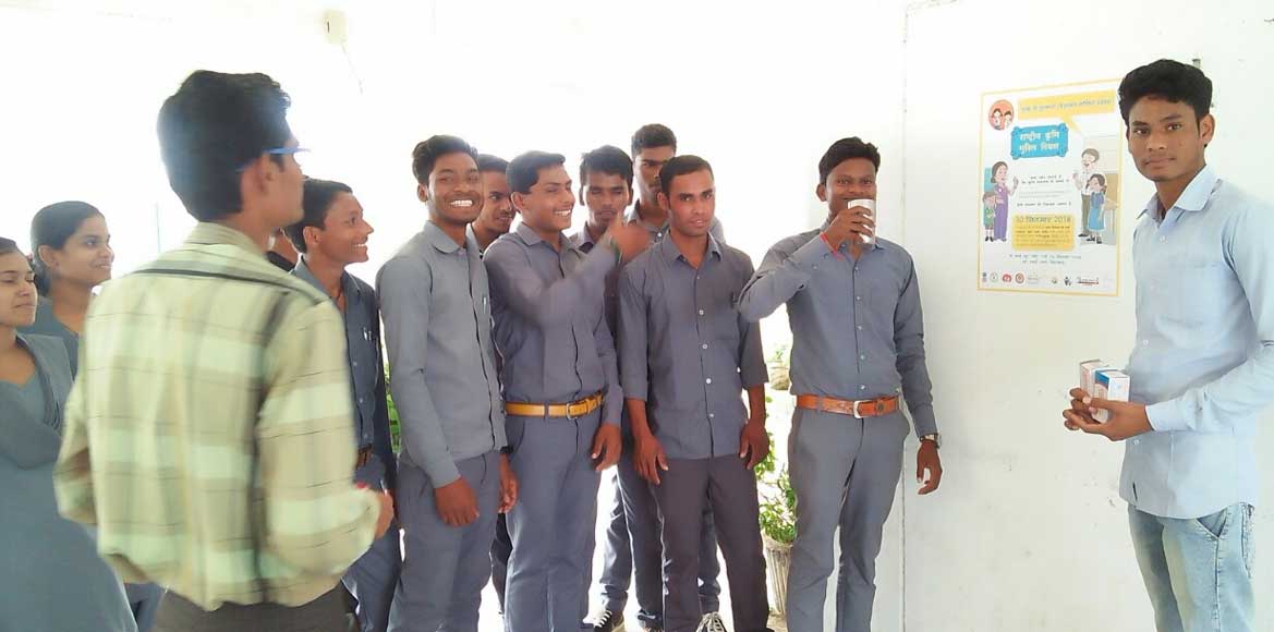 आज राष्ट्रीय कृमि दिवस पर शासकीय आईटीआई में कृमि गोली खिलाई ... - CG Sandesh