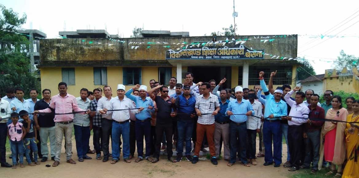 शिक्षक दिवस के दिन शिक्षकों ने किया विरोध, काले कपड़े और काली... - CG Sandesh