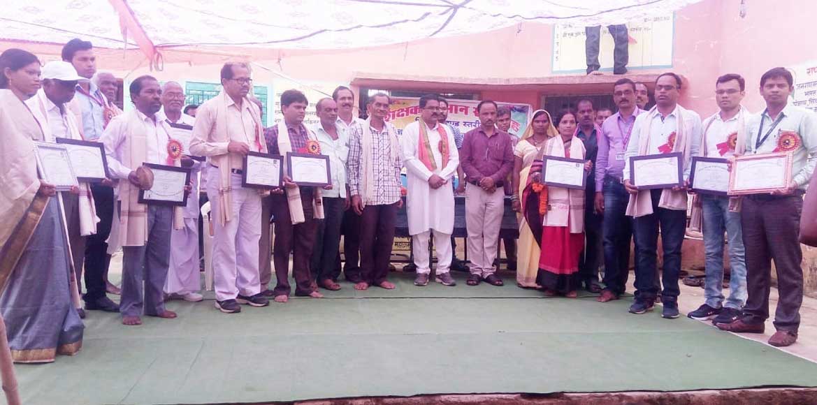 ग्राम ठाकुरदिया कला के मिडिल स्कूल प्रांगण में  खंड स्तरीय श... - CG Sandesh